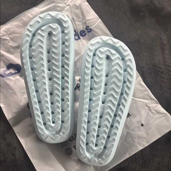 Ocean Blue Cloud Slides - Picture 3 of 5